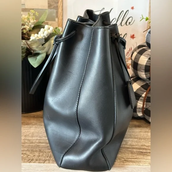 Gucci 101920 Black Leather Shopper Tote w/ Attached Zip Pouch - Picture 4 of 16